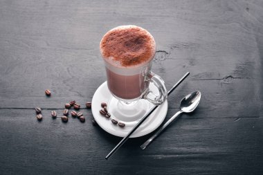 Kakao içecek, çikolata kokteyl. Ahşap bir arka plan üzerinde. Üstten Görünüm. Metniniz için boş alan.