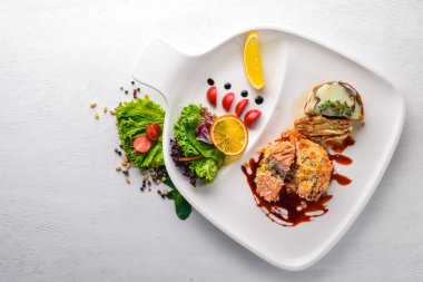 Fırında Somon ızgara sebzeler ile. Üstten Görünüm. Metin için özgür yer. Ahşap bir arka plan üzerinde.