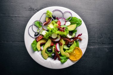 Izgara et ve Yeşiller Avokado salatası. İtalyan mutfağı. Üstten Görünüm. Ahşap arka plan üzerinde.