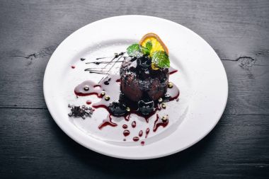 Çikolata tatlı. Dondurmalı kek. Üstten Görünüm. Metin için özgür yer. Ahşap bir arka plan üzerinde.