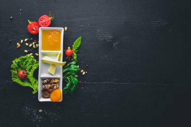 Yemek. İtalyan mutfağı. Üstten Görünüm. Metin için özgür yer. Ahşap bir arka plan üzerinde.