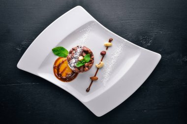 Ceviz tatlı karamel ile. Üstten Görünüm. Metin için özgür yer. Ahşap bir arka plan üzerinde.