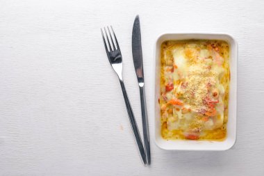 Lazanya İtalyan mutfağı. Üstten Görünüm. Metin için özgür yer. Ahşap bir arka plan üzerinde.