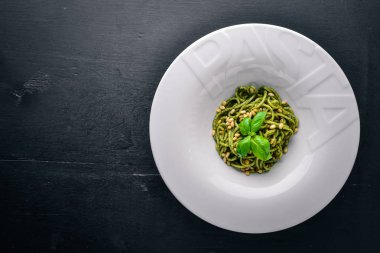 Çam fıstığı ve yeşillik ile makarna. Plaka 