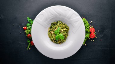 Çam fıstığı ve yeşillik ile makarna. Plaka 