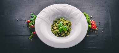 Çam fıstığı ve yeşillik ile makarna. Plaka 