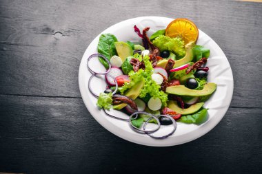 Izgara et ve Yeşiller Avokado salatası. İtalyan mutfağı. Üstten Görünüm. Ahşap arka plan üzerinde.