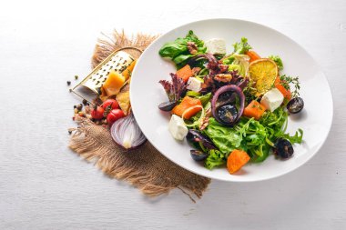 Kabak ve taze sebze salatası. İtalyan mutfağı. Üstten Görünüm. Metin için özgür yer. Ahşap bir arka plan üzerinde.