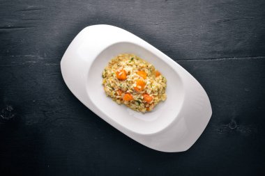 Kabak risotto. Üstten Görünüm. Metin için özgür yer. Ahşap bir arka plan üzerinde.