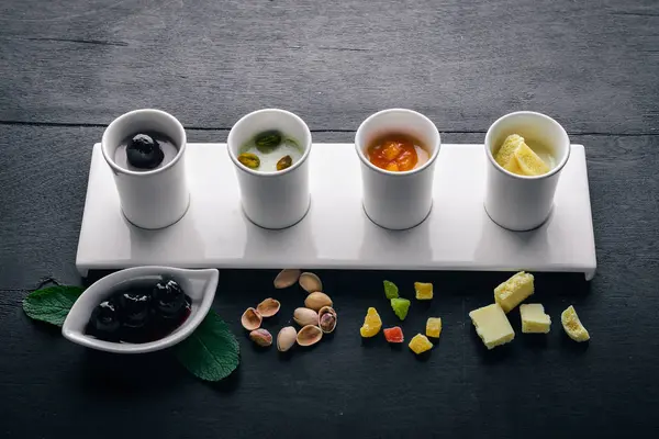 Dolce. Pistacchi, frutta secca, ciliegie e cioccolato. Vista dall'alto. Spazio libero per il testo. Su uno sfondo di legno . — Foto Stock