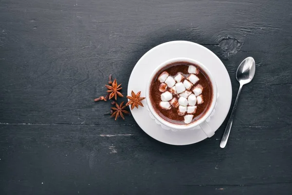 Cappuccino med marshmallow. På en trä bakgrund. Ovanifrån. Fritt utrymme för din text. — Stockfoto