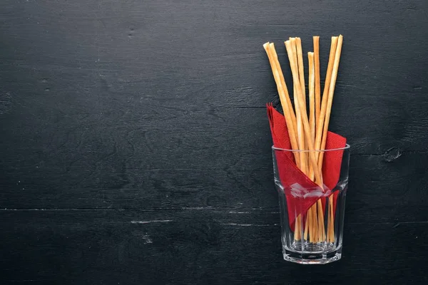 Bâtonnets de sel, en-cas pour la bière. Sur un fond en bois. Vue de dessus. Espace libre pour votre texte . — Photo