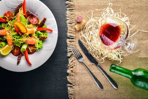 Salata somon ve taze sebze ve otlar. İtalyan mutfağı. Üstten Görünüm. Ahşap arka plan üzerinde.