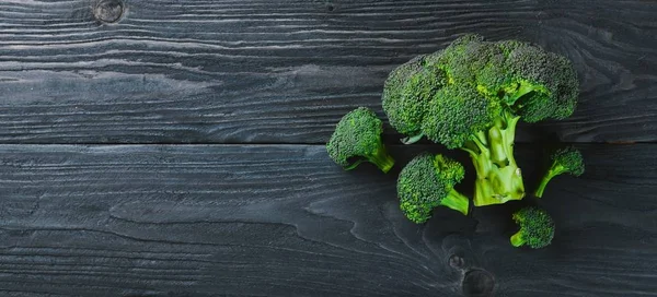 Broccoli. Op een houten achtergrond. Bovenaanzicht. Vrije ruimte voor uw tekst. — Stockfoto