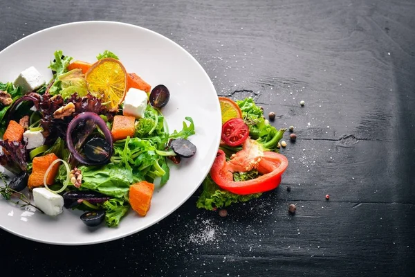 Kabak ve taze sebze salatası. İtalyan mutfağı. Üstten Görünüm. Metin için özgür yer. Ahşap bir arka plan üzerinde.
