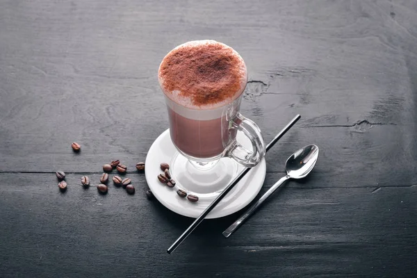Kakao içecek, çikolata kokteyl. Ahşap bir arka plan üzerinde. Üstten Görünüm. Metniniz için boş alan.