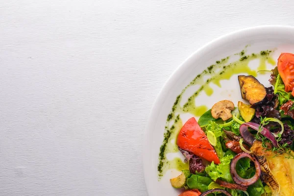 Queijo Brie com legumes grelhados. Vista superior. Espaço livre para texto. Em um fundo de madeira . — Fotografia de Stock