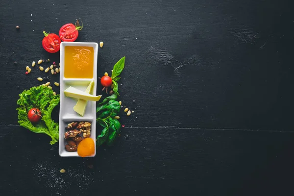 Yemek. İtalyan mutfağı. Üstten Görünüm. Metin için özgür yer. Ahşap bir arka plan üzerinde.