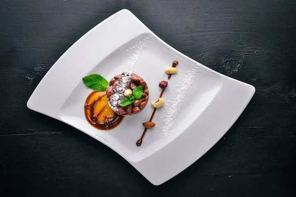 Ceviz tatlı karamel ile. Üstten Görünüm. Metin için özgür yer. Ahşap bir arka plan üzerinde.