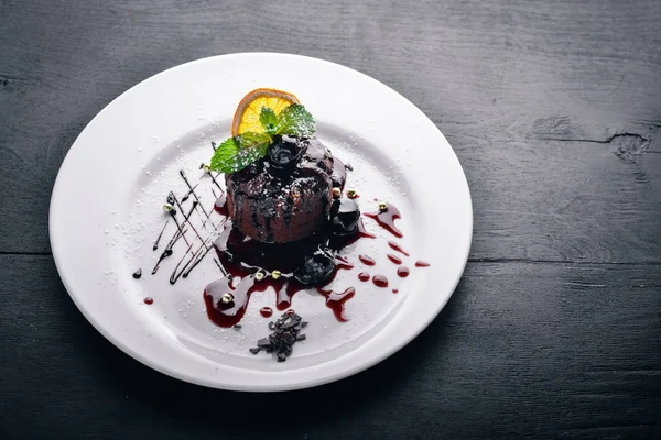 Çikolata tatlı. Dondurmalı kek. Üstten Görünüm. Metin için özgür yer. Ahşap bir arka plan üzerinde.