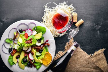 Izgara et ve Yeşiller Avokado salatası. İtalyan mutfağı. Üstten Görünüm. Ahşap arka plan üzerinde.