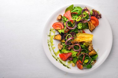 Brie peyniri ızgara sebzeler ile. Üstten Görünüm. Metin için özgür yer. Ahşap bir arka plan üzerinde.