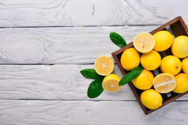 Taze limon. Ahşap bir arka plan üzerinde. Üstten Görünüm. Metniniz için boş alan.