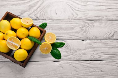 Taze limon. Ahşap bir arka plan üzerinde. Üstten Görünüm. Metniniz için boş alan.