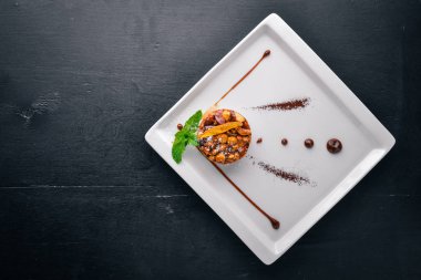 Somun sütlü çikolata tatlı. Üstten Görünüm. Metin için özgür yer. Ahşap bir arka plan üzerinde.