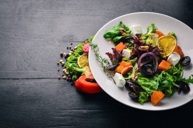 Kabak ve taze sebze salatası. İtalyan mutfağı. Üstten Görünüm. Metin için özgür yer. Ahşap bir arka plan üzerinde.