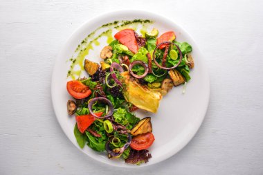 Brie peyniri ızgara sebzeler ile. Üstten Görünüm. Metin için özgür yer. Ahşap bir arka plan üzerinde.