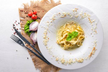 Kelime ile bir tabakta peynirli makarna 