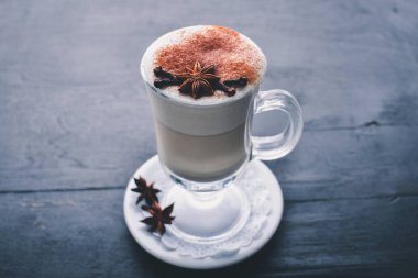 Kakao içecek, çikolata kokteyl. Ahşap bir arka plan üzerinde. Üstten Görünüm. Metniniz için boş alan.