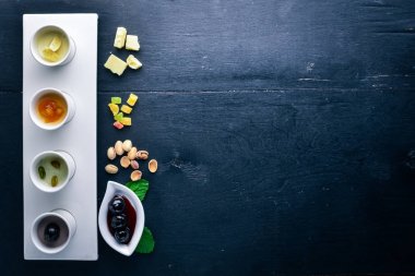 Tatlı. Antep fıstığı, Kuruyemiş, vişne ve çikolata. Üstten Görünüm. Metin için özgür yer. Ahşap bir arka plan üzerinde.