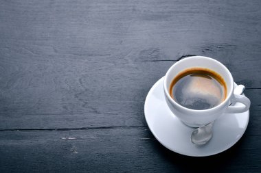 Ahşap arka planda espresso kahvesi. Üst Manzara. Metnin için boş yer.
