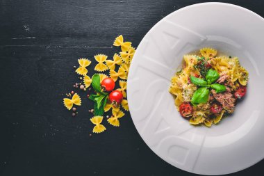 Domates ve fesleğen ile makarna. Plaka 