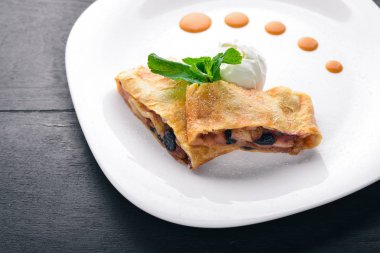 Apple Strudel dondurma ile. Ahşap bir arka plan üzerinde. Üstten Görünüm. Metniniz için boş alan.