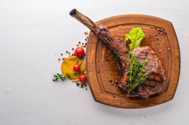 Kemik biftek. Üstten Görünüm. Metin için özgür yer. Ahşap bir arka plan üzerinde.