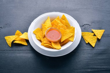 Aperatif bira için. Cips ahşap arka plan üzerinde. Üstten Görünüm. Metniniz için boş alan.