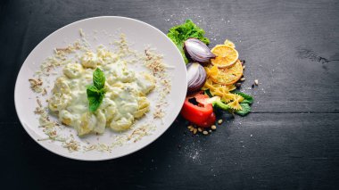 Patates köfte. Üstten Görünüm. Metin için özgür yer. Ahşap bir arka plan üzerinde.