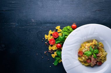 Domates ve fesleğen ile makarna. Plaka 