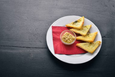 Aperatif bira için. Ahşap bir arka plan üzerinde. Üstten Görünüm. Metniniz için boş alan.