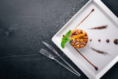 Somun sütlü çikolata tatlı. Üstten Görünüm. Metin için özgür yer. Ahşap bir arka plan üzerinde.