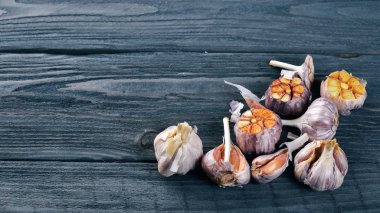 Sarımsak. Ahşap bir arka plan üzerinde. Üstten Görünüm. Metniniz için boş alan.