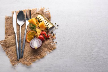 Yemek. İtalyan mutfağı. Üstten Görünüm. Metin için özgür yer. Ahşap bir arka plan üzerinde.