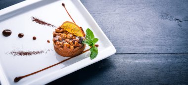 Somun sütlü çikolata tatlı. Üstten Görünüm. Metin için özgür yer. Ahşap bir arka plan üzerinde.