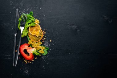 Yemek. İtalyan mutfağı. Üstten Görünüm. Metin için özgür yer. Ahşap bir arka plan üzerinde.