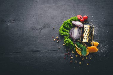 Yemek. İtalyan mutfağı. Üstten Görünüm. Metin için özgür yer. Ahşap bir arka plan üzerinde.