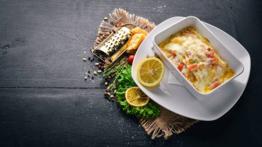 Lazanya İtalyan mutfağı. Üstten Görünüm. Metin için özgür yer. Ahşap bir arka plan üzerinde.