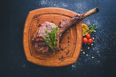 Kemik biftek. Üstten Görünüm. Metin için özgür yer. Ahşap bir arka plan üzerinde.